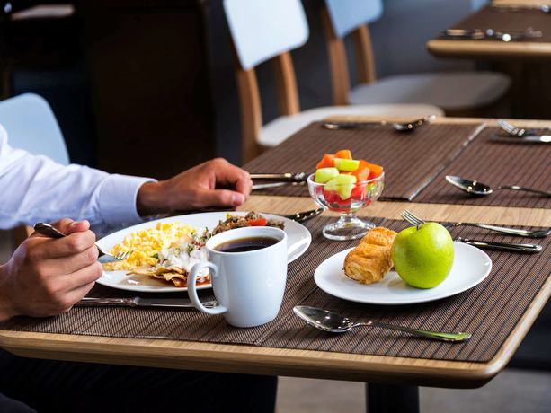 Imagen del bar/restaurante del Hotel Ibis Tijuana Zona Rio. Foto 6