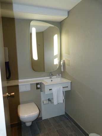 Imagen de la habitación del Hotel Ibis Toulon La Seyne Sur Mer. Foto 16
