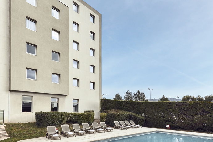 Imagen de la piscina del Hotel Ibis Toulon La Valette. Foto 16