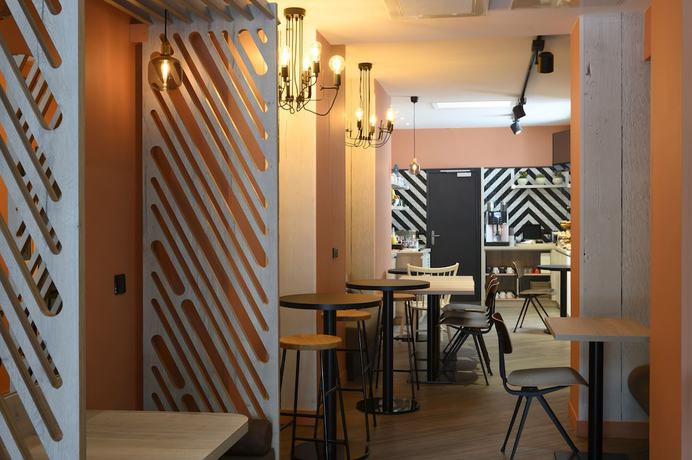 Imagen del bar/restaurante del Hotel Ibis Tour Montparnasse 15eme. Foto 2