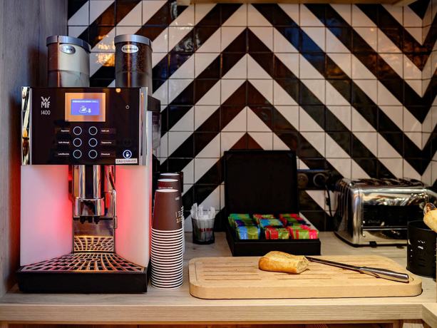 Imagen del bar/restaurante del Hotel Ibis Tour Montparnasse 15eme. Foto 5