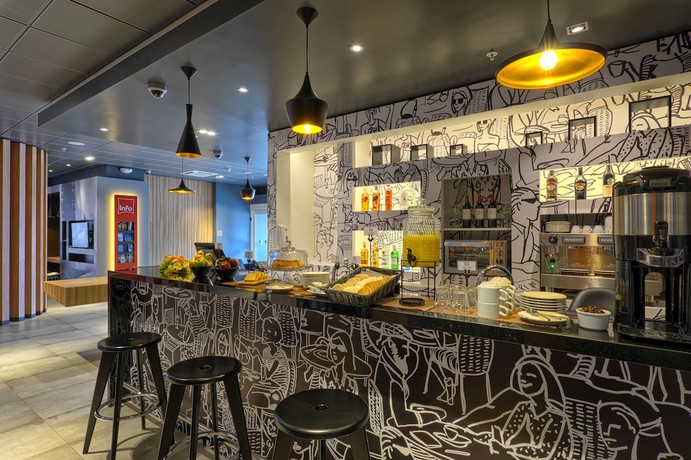 Imagen del bar/restaurante del Hotel Ibis Trujillo. Foto 3