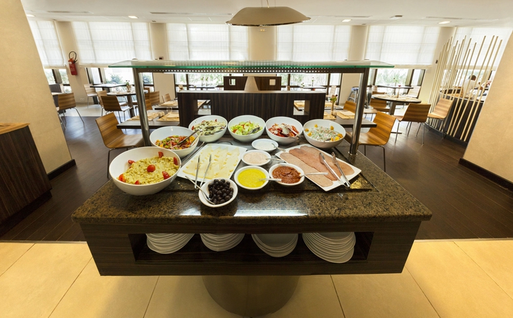 Imagen del bar/restaurante del Hotel Ibis Tunis. Foto 5