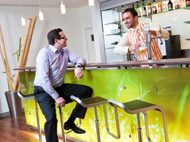 Imagen del bar/restaurante del Hotel Ibis Ulm City. Foto 9