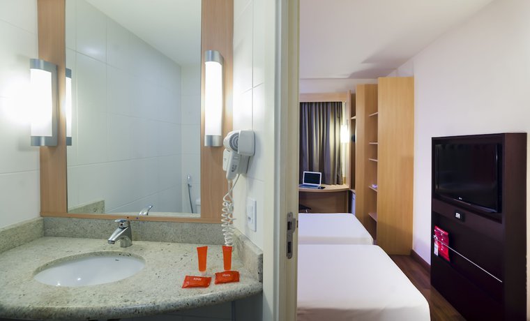 Imagen de la habitación del Hotel Ibis Vitoria Praia De Camburi. Foto 11