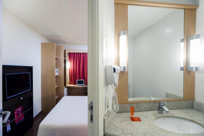 Imagen de la habitación del Hotel Ibis Vitoria Praia De Camburi. Foto 14