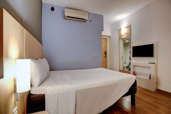 Imagen de la habitación del Hotel Ibis Vitoria Praia Do Canto. Foto 34