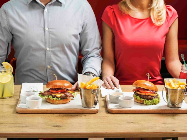 Imagen del bar/restaurante del Hotel Ibis Warszawa Stare Miasto Old Town. Foto 13