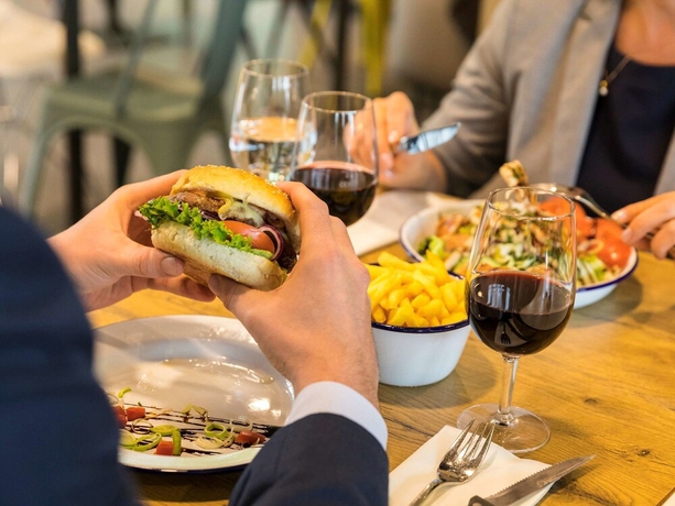 Imagen del bar/restaurante del Hotel Ibis Zurich Messe-airport. Foto 5