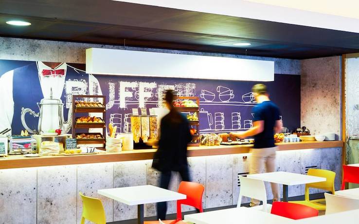 Imagen del bar/restaurante del Hotel Ibis budget Clermont-Ferrand Le Brézet Aéroport. Foto 2