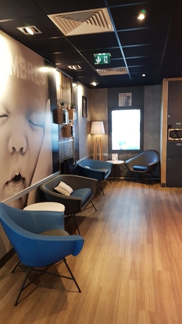 Imagen de los interiores del Hotel Ibis budget Paris Porte de Vanves. Foto 18