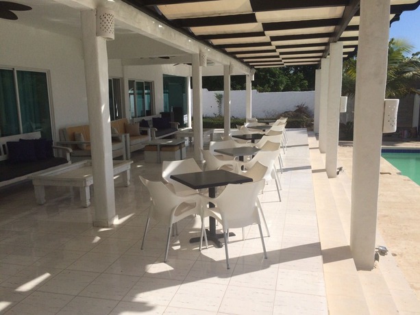 Imagen de los exteriores del Hotel Ibiza, Azua. Foto 8