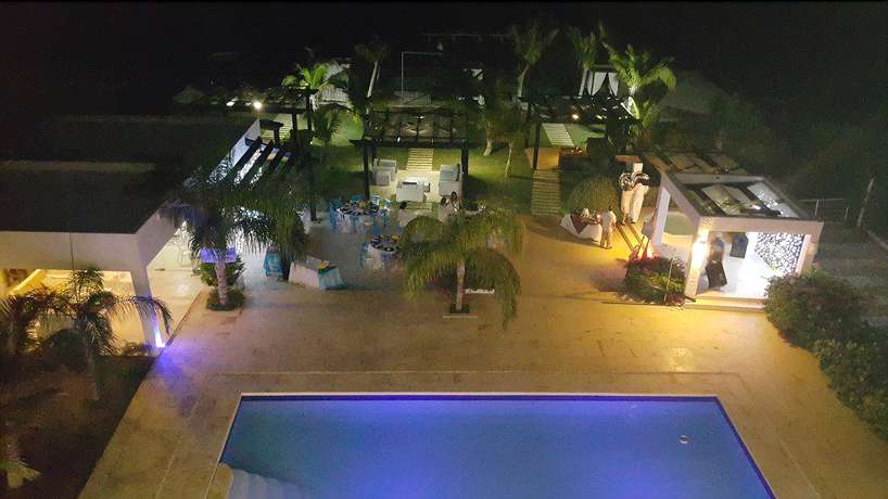 Imagen de la piscina del Hotel Ibiza, Azua. Foto 15