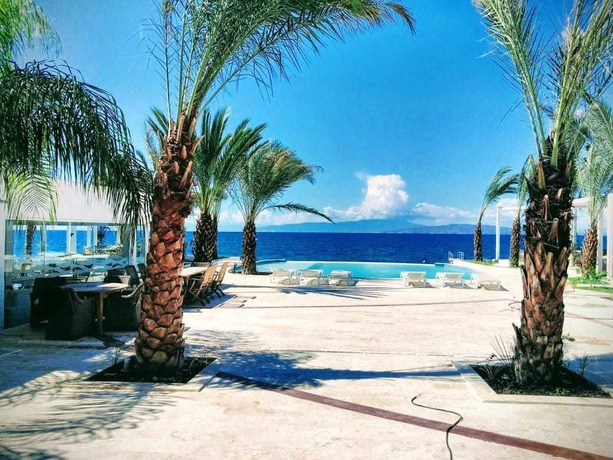 Imagen de la piscina del Hotel Ibiza, Azua. Foto 16