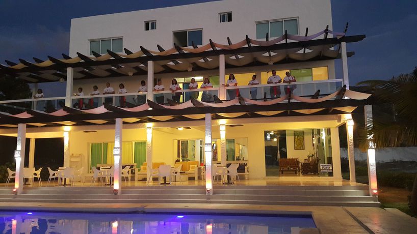 Imagen de los exteriores del Hotel Ibiza, Azua. Foto 11