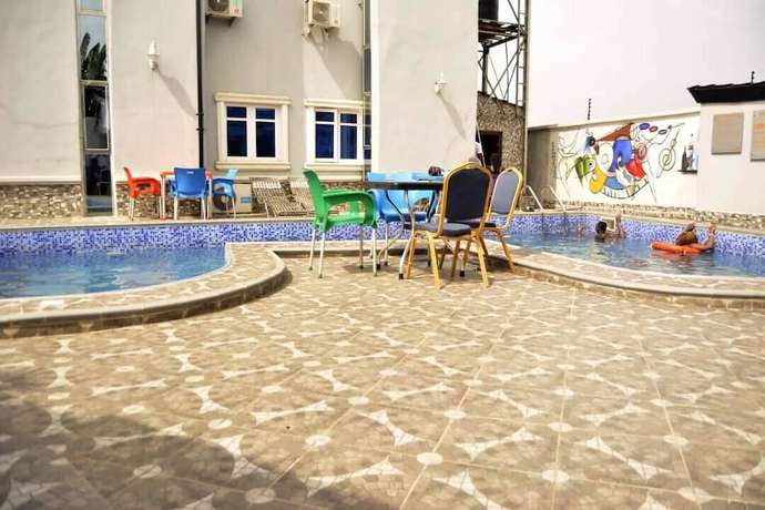 Imagen de la piscina del Hotel Ice Grand Hotel and Suites. Foto 10
