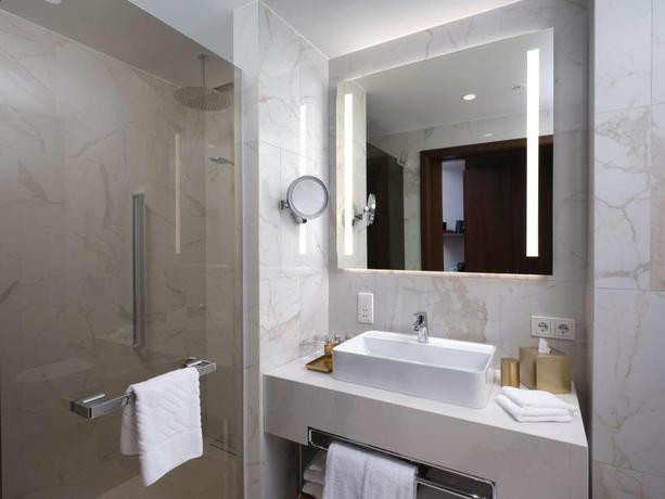 Imagen de la habitación del Hotel Iceland Parliament, Curio Collection By Hilton. Foto 8