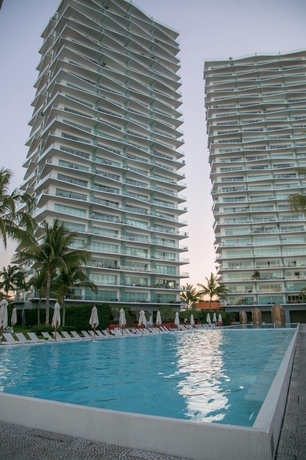 Imagen de la piscina del Hotel Icon Vallarta. Foto 14