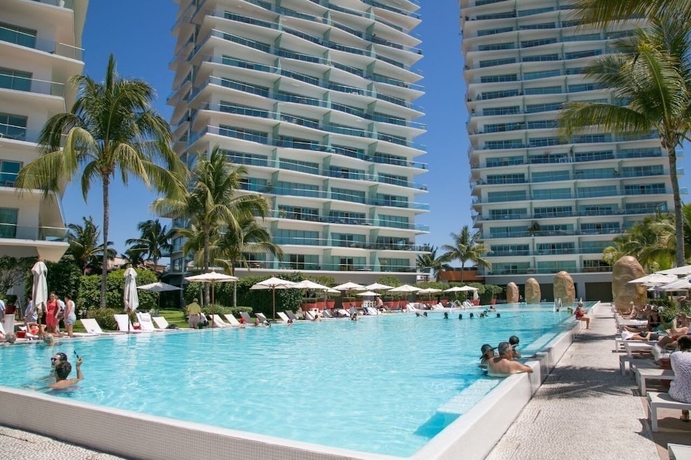 Imagen de la piscina del Hotel Icon Vallarta. Foto 15