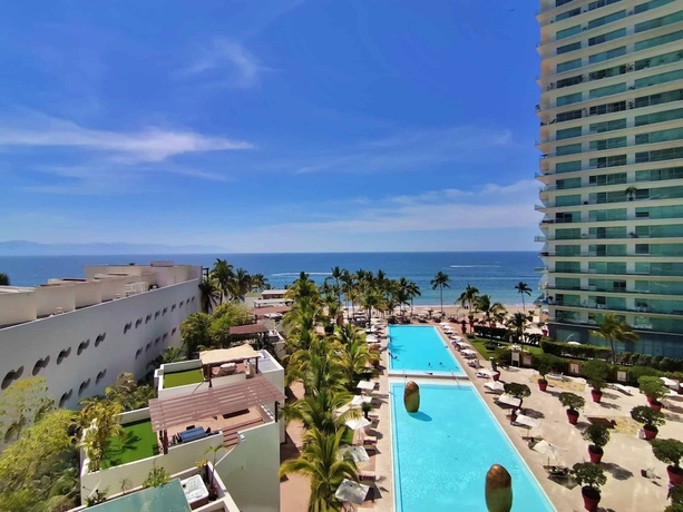 Imagen de la piscina del Hotel Icon Vallarta. Foto 16