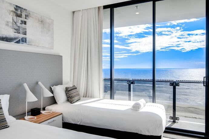 Imagen de la habitación del Hotel Iconic Kirra Beach Resort. Foto 32