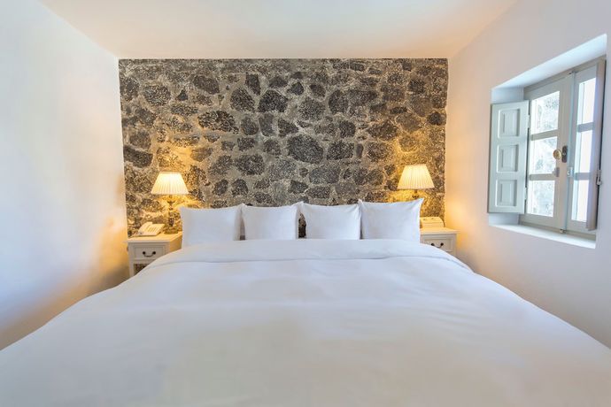 Imagen de la habitación del Hotel Iconic Santorini by Sandglass. Foto 13