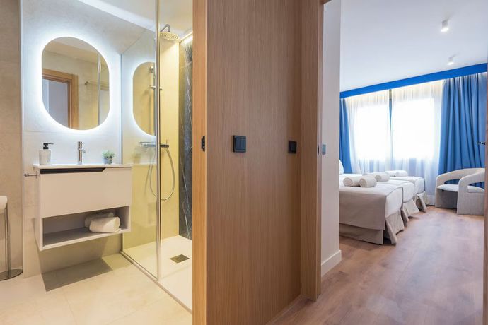 Imagen de la habitación del Hotel Iconic Suites. Foto 2