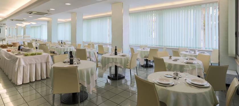Imagen del bar/restaurante del Hotel Ideal Bianchini. Foto 2