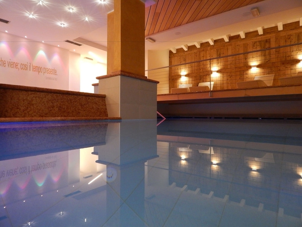 Imagen de la piscina del Hotel Ideal, Madonna di Campiglio. Foto 16