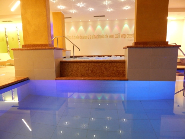 Imagen de la piscina del Hotel Ideal, Madonna di Campiglio. Foto 17