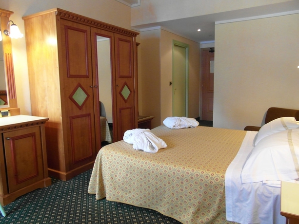 Imagen de la habitación del Hotel Ideal, Madonna di Campiglio. Foto 11