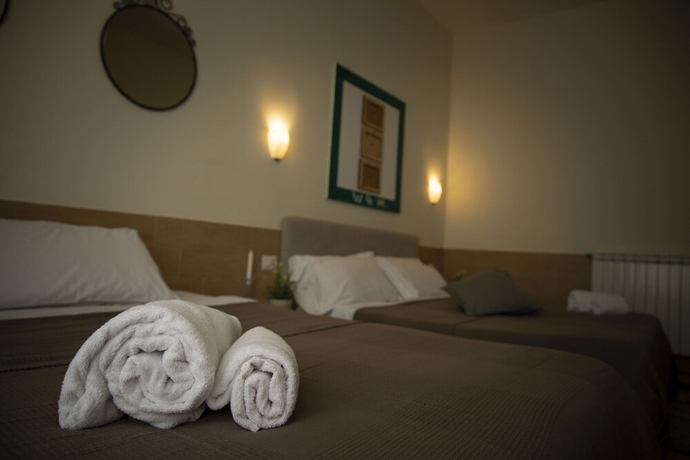 Imagen de la habitación del Hotel Ideal, Nápoles. Foto 9