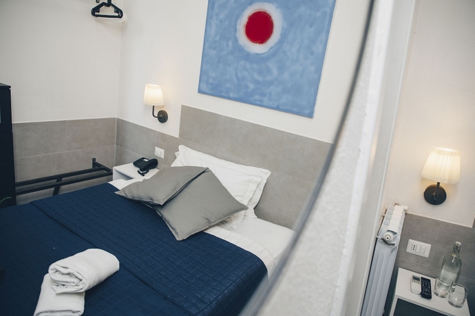 Imagen de la habitación del Hotel Ideal, Nápoles. Foto 10