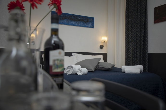 Imagen de la habitación del Hotel Ideal, Nápoles. Foto 16