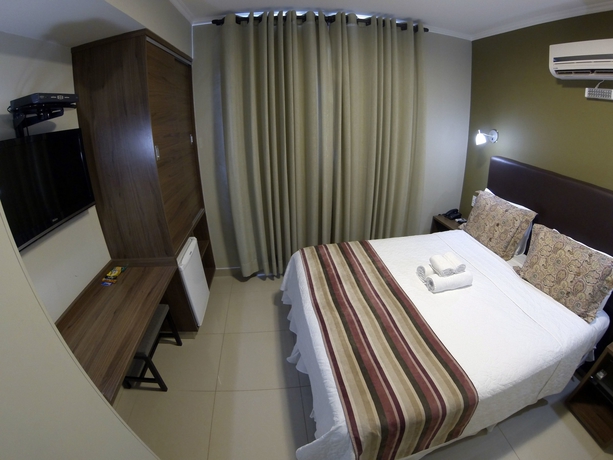 Imagen de la habitación del Hotel Ideali. Foto 15