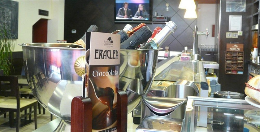 Imagen del bar/restaurante del Hotel Idh Angel. Foto 6