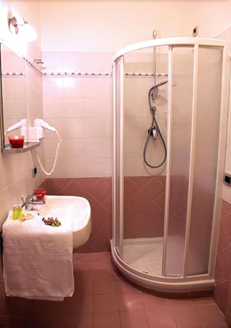 Imagen de la habitación del Hotel Idria Hotel. Foto 5