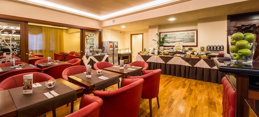 Imagen del bar/restaurante del Hotel Ih Hotels Padova Admiral. Foto 2