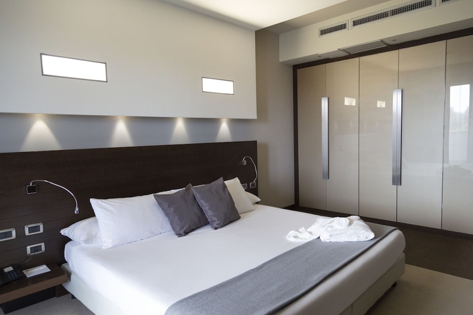 Imagen de la habitación del Hotel Ih Hotels Pomezia Selene. Foto 16