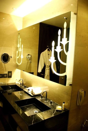 Imagen de la habitación del Hotel Iidl Suites. Foto 13