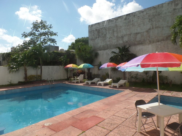 Imagen de la piscina del Hotel Ikaro Suites. Foto 15