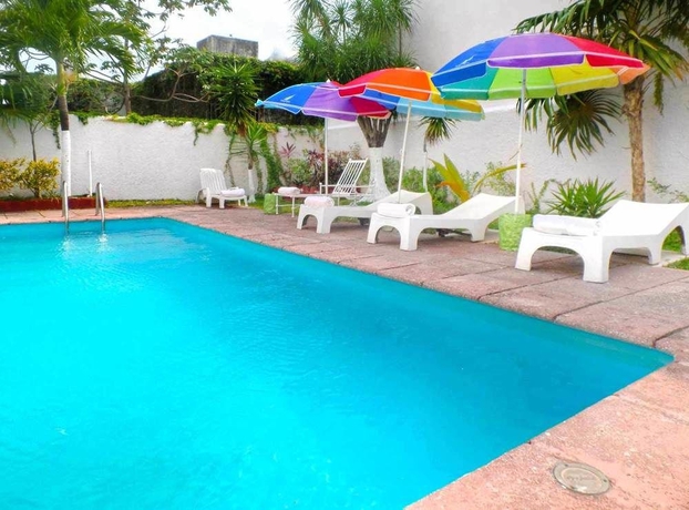 Imagen de la piscina del Hotel Ikaro Suites. Foto 16
