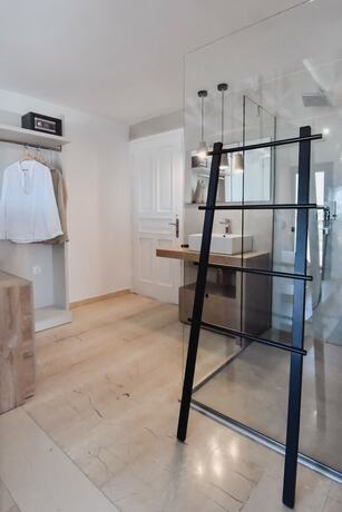 Imagen de la habitación del Hotel Ikaros Suites. Foto 17