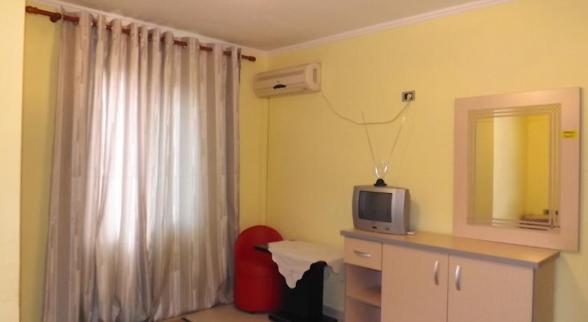 Imagen de la habitación del Hotel Ikea, Tirana. Foto 4