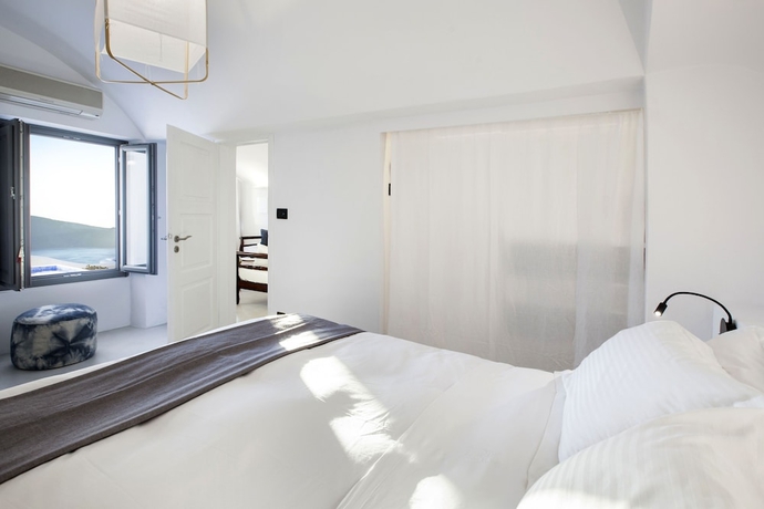 Imagen de la habitación del Hotel Ikies Santorini. Foto 7