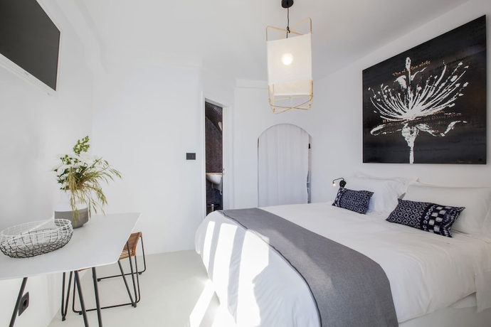 Imagen de la habitación del Hotel Ikies Santorini. Foto 16