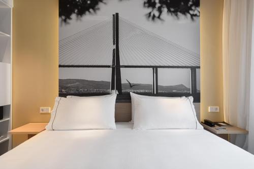 Imagen de la habitación del Hotel Ikonik Lisboa. Foto 5