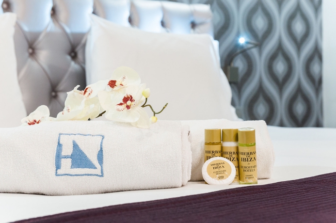 Imagen de la habitación del Hotel Ikonik Ramblas. Foto 11