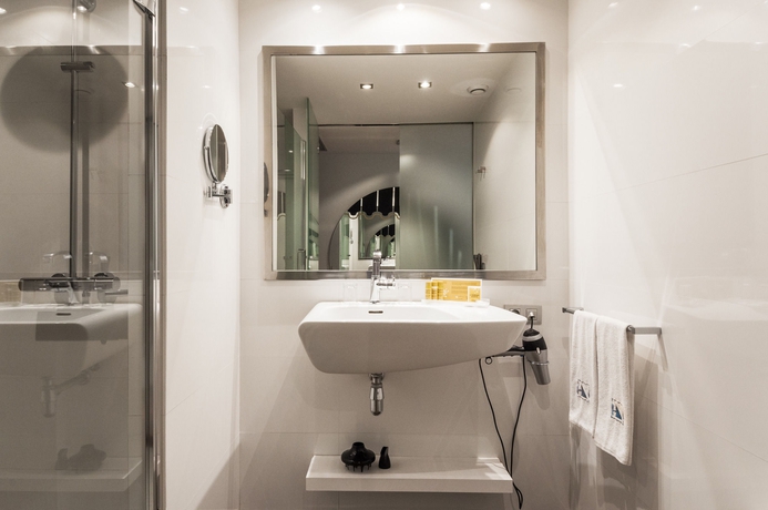 Imagen de la habitación del Hotel Ikonik Ramblas. Foto 12