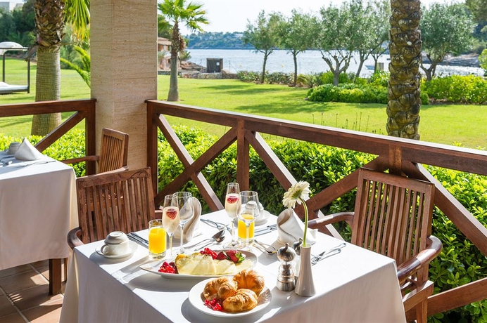 Imagen del bar/restaurante del Hotel Ikos Porto Petro. Foto 4